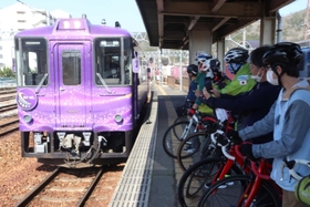 智頭急行のイベント列車「あまつぼし」を待つ参加者たち＝上郡駅