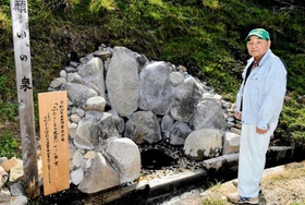 「願いの泉」の整備に尽力した岡田初雄さん＝宍粟市波賀町飯見