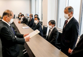 町選挙管理委員会の玉田純造委員長（左）から当選証書を受け取る新議員ら＝太子町役場