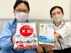 発売５０年となる「赤穂の天塩」（左）と赤穂の海水を原料とする「赤穂の天塩プレミアム」をアピールする赤穂化成社員たち＝赤穂市坂越