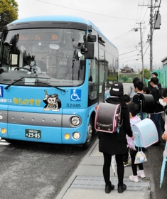 ＪＲ赤穂線の減便で週２回、バスでの下校を始めた赤穂西小の児童ら＝赤穂市鷆和