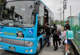 ＪＲ赤穂線の減便で週２回、バスでの下校を始めた赤穂西小の児童ら＝赤穂市鷆和