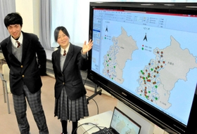 千種川水系の水生生物調査のデータを分析して発表した田口恭子さん（右）と平瀬由昴さん＝千種高校