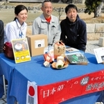 赤穂のおむすびセットと地場産品を出した４事業者＝赤穂海浜公園内「塩の国」