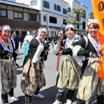 晴天の下、春の義士祭の女人義士行列に参加した女性＝赤穂市内