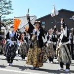 勝ちどきを上げる四十七士役の女性＝赤穂市内