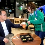 プレオープンでビールを販売する店主の舊林愉美子さん＝ＪＲ相生駅前
