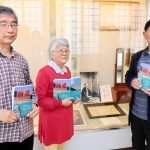 碧川かたの研究本を執筆編集した（右から）志水豊章さん、四井幸子さん、元鳥取県職員の内田克彦さん＝たつの市龍野町上霞城、霞城館