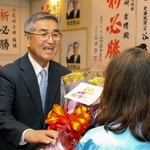 支援者らと当選を喜ぶ尾﨑吉晴氏＝福崎町福田