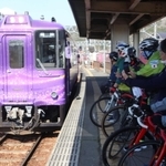 智頭急行のイベント列車「あまつぼし」を待つ参加者たち＝上郡駅
