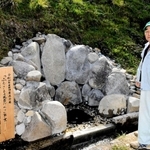 「願いの泉」の整備に尽力した岡田初雄さん＝宍粟市波賀町飯見