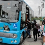 ＪＲ赤穂線の減便で週２回、バスでの下校を始めた赤穂西小の児童ら＝赤穂市鷆和