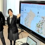 千種川水系の水生生物調査のデータを分析して発表した田口恭子さん（右）と平瀬由昴さん＝千種高校
