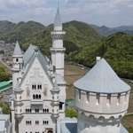 再現度の高さが目を引く精緻な建築意匠（ドローンで撮影）＝姫路市打越