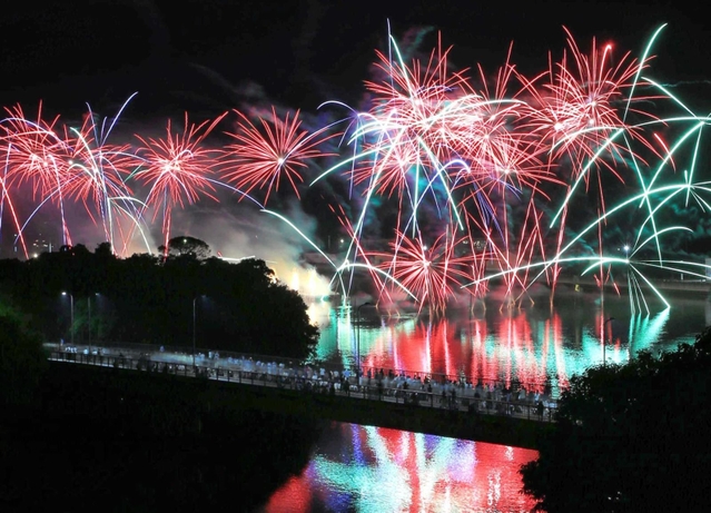 ２０１９年に開かれた相生ペーロン祭の花火大会