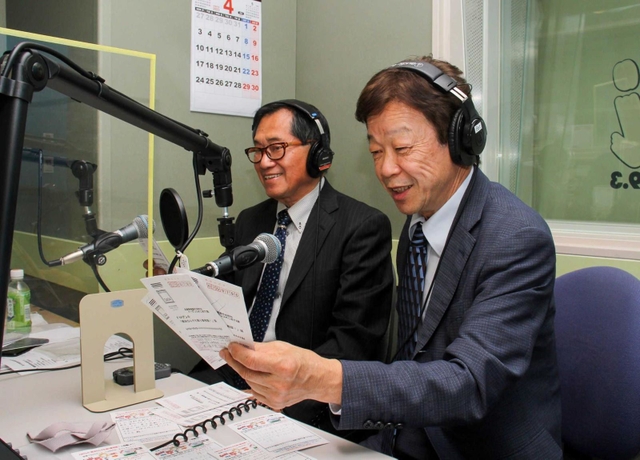 リスナーからのはがきを紹介する安積進さん（右）ら。軽快なトークが人気＝姫路市本町
