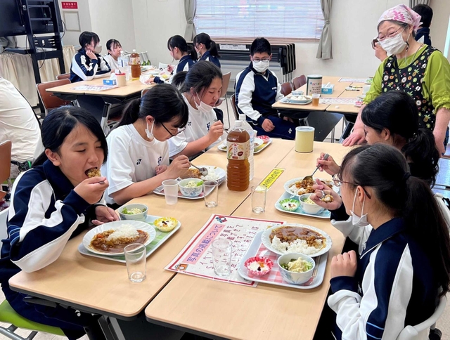 初めて開かれた子ども食堂「まんまる」で食事を味わう子どもら＝上郡町山野里