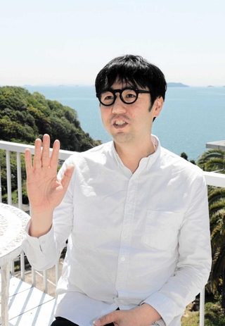 「ジャズは限りなく自由で、失敗すら肯定してくれる」と魅力を語る松尾哲治さん＝赤穂市御崎