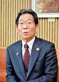 宍粟市雇用創生協議会の委託金返還問題で「解決への道筋はたっていない」と話す福元晶三市長＝宍粟市役所