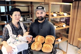 「いずれは平日も開店したい」と意気込む、マリニ・ロベルト・ヒデオさん（右）と妻梓さん＝佐用町平福