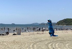 新舞子浜で開催するティラノサウルスレースのイメージ（不徹寺提供）