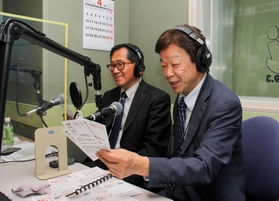 リスナーからのはがきを紹介する安積進さん（右）ら。軽快なトークが人気＝姫路市本町