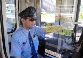 サングラスを着用する智頭急行の運転士＝鳥取県八頭郡智頭町
