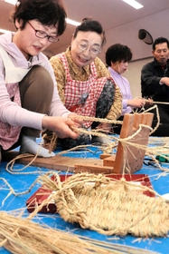 昔ながらのわらじの作り方を伝える講習会＝赤穂市加里屋中洲３