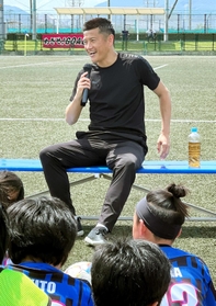 「緊張するのはちゃんと試合に向き合えているから」と語る播戸竜二さん＝赤穂市海浜町
