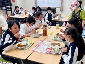 初めて開かれた子ども食堂「まんまる」で食事を味わう子どもら＝上郡町山野里