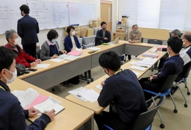 地域の活性化策について話し合う、住民と町職員ら＝佐用町佐用