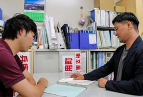 町職員にアドバイスを送る佐伯さん（右）＝佐用町佐用