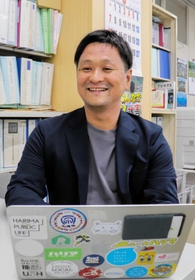縮充戦略アドバイザーに就任した佐伯亮太さん＝佐用町佐用