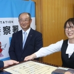 署長感謝状を受け取る兵庫信用金庫の木村宇彩希さん（右）と平田雄一支店長＝相生署
