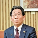 宍粟市雇用創生協議会の委託金返還問題で「解決への道筋はたっていない」と話す福元晶三市長＝宍粟市役所