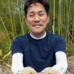 竹のチップ内で育った、体長１０センチほどのカブトムシの幼虫＝神河町寺野