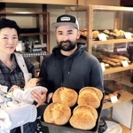 「いずれは平日も開店したい」と意気込む、マリニ・ロベルト・ヒデオさん（右）と妻梓さん＝佐用町平福