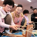 昔ながらのわらじの作り方を伝える講習会＝赤穂市加里屋中洲３