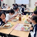 初めて開かれた子ども食堂「まんまる」で食事を味わう子どもら＝上郡町山野里