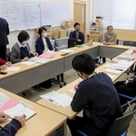 地域の活性化策について話し合う、住民と町職員ら＝佐用町佐用