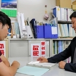 町職員にアドバイスを送る佐伯さん（右）＝佐用町佐用