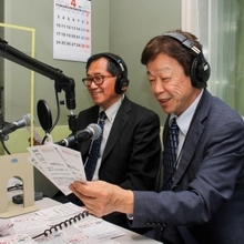 リスナーからのはがきを紹介する安積進さん（右）ら。軽快なトークが人気＝姫路市本町