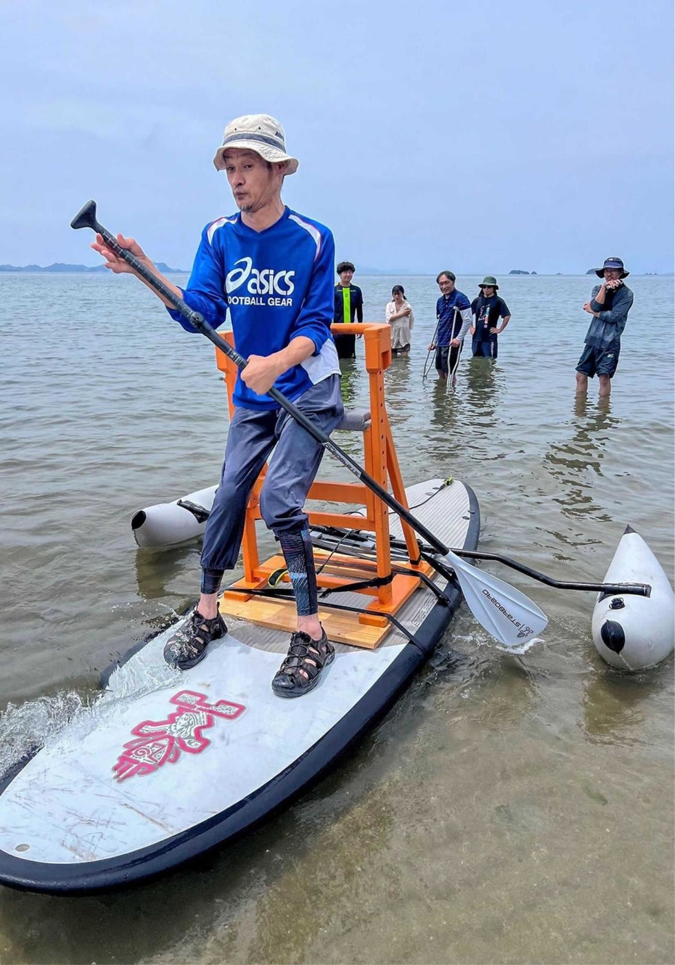 障害者4人SUPを満喫 ボードに安全装置、浅瀬で体験 たつの市のNPOが