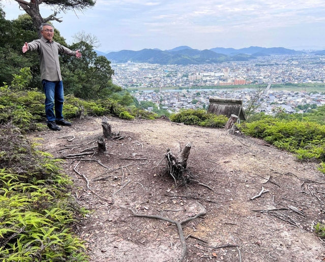 野見宿禰神社がある山の中腹に立つ岸本道昭さん＝たつの市龍野町