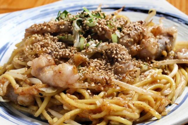中華麺でつくる鳥取市の「ホルモン焼きそば」（ホルモン麺対決鳥取の陣実行委員会提供）