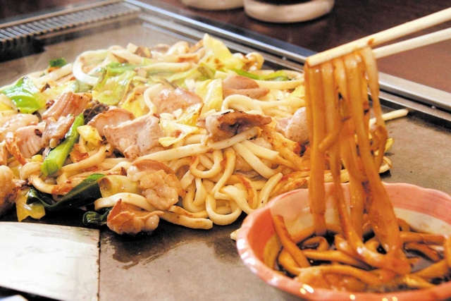 佐用で親しまれるつけだれ式の「ホルモン焼きうどん」（ホルモン麺対決鳥取の陣実行委員会提供）