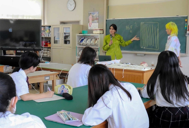 マイクを手に語るモハジャ・バ・ぺサラン・ダフネ博士＝佐用高校