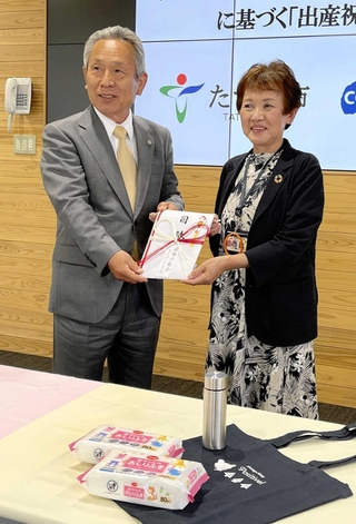 コープこうべが提供する出産祝い品の贈呈式＝たつの市役所