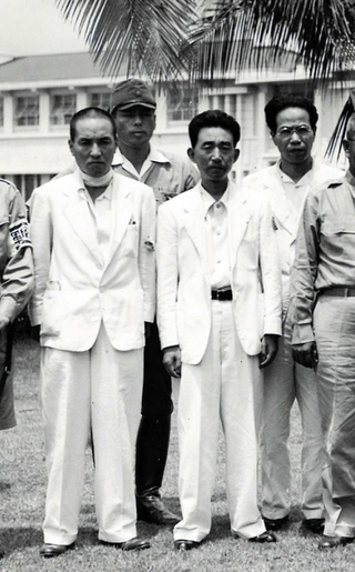 陸軍報道班員として徴用された三木清（後列右）と石坂洋次郎（前列右）、尾崎士郎（同左）＝１９４２年、フィリピン・マニラホテル