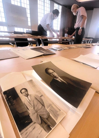 三木清の遺族から寄贈された大量の写真類＝２０２２年９月、たつの市龍野町上霞城、霞城館